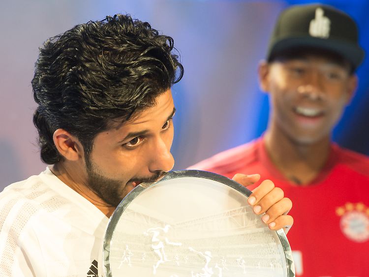 Für die Fotografen beißt der glückliche Gewinner in die Trophäe: Der Sieger des FIFA Interactive World Cup 2015 heißt Abdulaziz Alshehri.