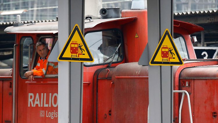 Streik bei der Bahn: Zwei Stunden nach Mitternacht schließen sich ICE-, IC-, S- und Regionalbahnlokführer den Kollegen im Güterverkehr an.