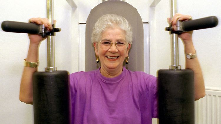 Fitness-Studios bieten immer öfter Kurse für Senioren an.