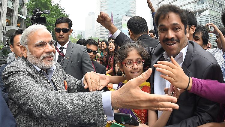 "Der große Wurf lässt weiter auf sich warten, Investoren wollen endlich Taten sehen", heißt es vom BND - ein Jahr nach Modis Wahl.