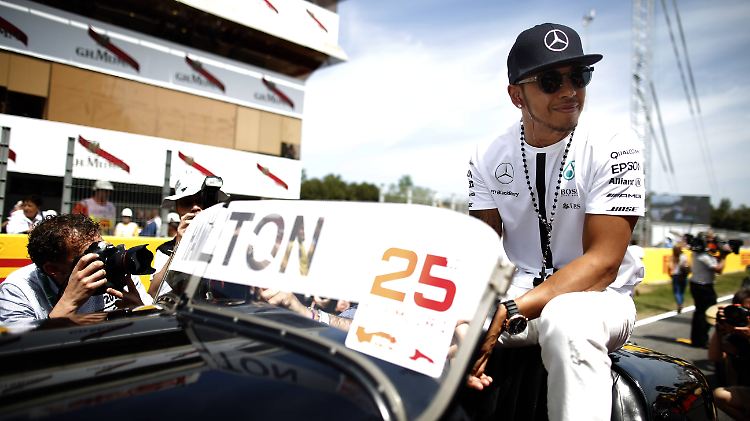 Das silberne Trikot bleibt: Lewis Hamilton verlängert bei Mercedes.