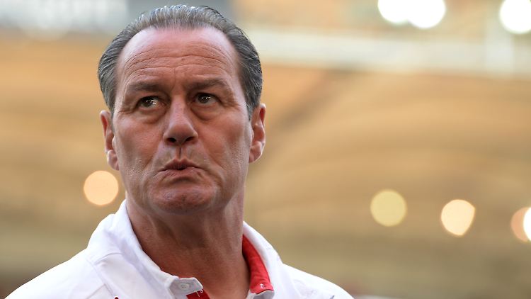 Völlig unschuldig: Huub Stevens. Er hat ja auch mit dem VfB Stuttgart ganz andere Sorgen.