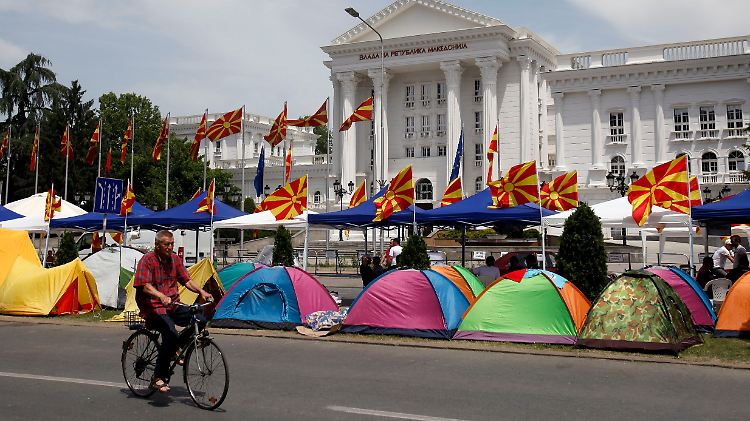 Noch sind die Proteste vor dem Regierungssitz in Skopje friedlich.
