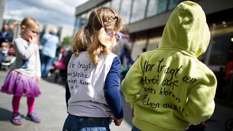 "Ihr tragt den Streik auf unseren kleinen Rücken aus", steht auf der Kleidung dieser Kinder in Mainz.