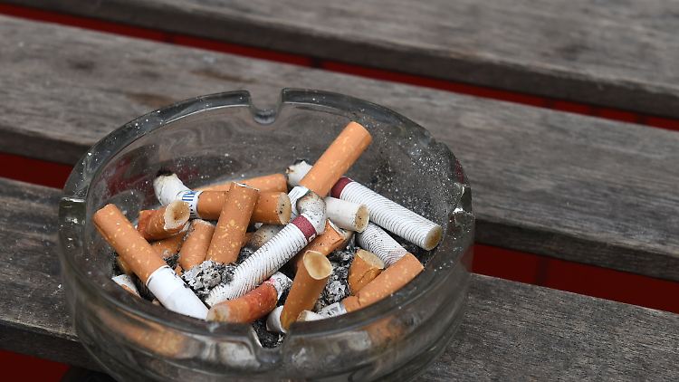Zigaretten und Alkohol sollen nicht billiger werden - das wünscht sich die Drogenbeauftragte.