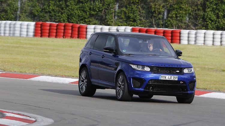 Mit 260 km/h Spitze ist der Range Rover Sport SVR schneller als manches Sportcoupé.