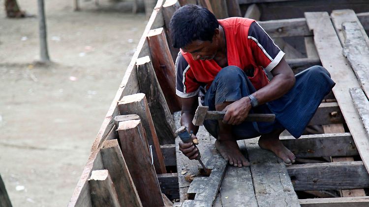 Tausende Flüchtlinge aus Myanmar versuchen auf teils kaputten Booten nach Malaysia zu kommen.