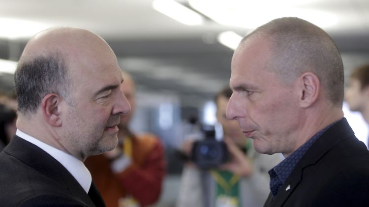 Griechenlands Finanzminister Yanis Varoufakis (r.) im Gespräch mit seinem spanischen Amtskollegen Luis de Guindas Jurado. 