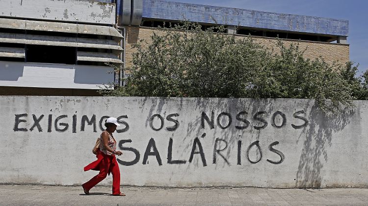 "Wir fordern unsere Löhne" steht auf dem Graffito in Lissabon. Zumindest für die Angestellten des Staates dürfte jetzt ein wenig mehr da sein.