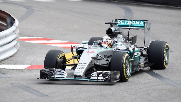 Silber dominiert: Lewis Hamilton tuckert in seinem Mercedes durch Monaco.