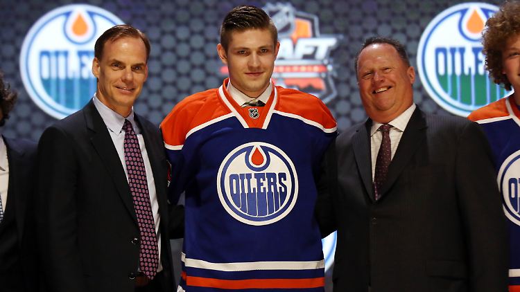 Leon Draisaitl (m.) gilt derzeit als eines der größten Eishockey-Talente der Welt. Schon sein Vater, Peter Draisaitl, war Eishockey-Profi.