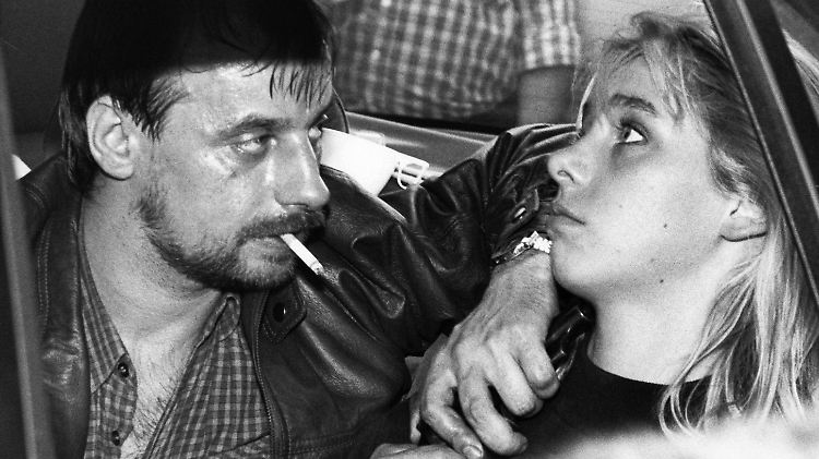 Dieter Degowski bedroht am 18.08.1988 in Köln die Geisel Silke Bischoff mit einer Waffe. Die junge Frau wird später von Degowskis Komplizen, Hans-Jürgen Rösner, erschossen.