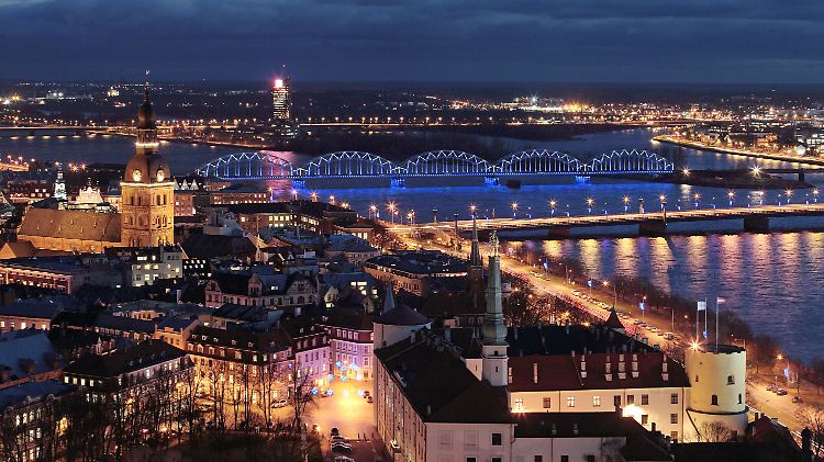 Blick auf das abendlich beleuchtete Riga.