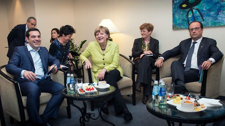 Vertraute Runde: Tsipras (sitzend l.), Merkel (m. vorn) und Hollande (r.) beim letzten EU-Gipfel in Riga.