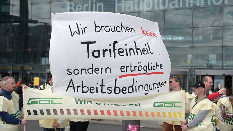 Streikende GdL-Mitglieder. Das geplante Tarifeinheitsgesetz bringt vor allem Spartengewerkschaften auf.