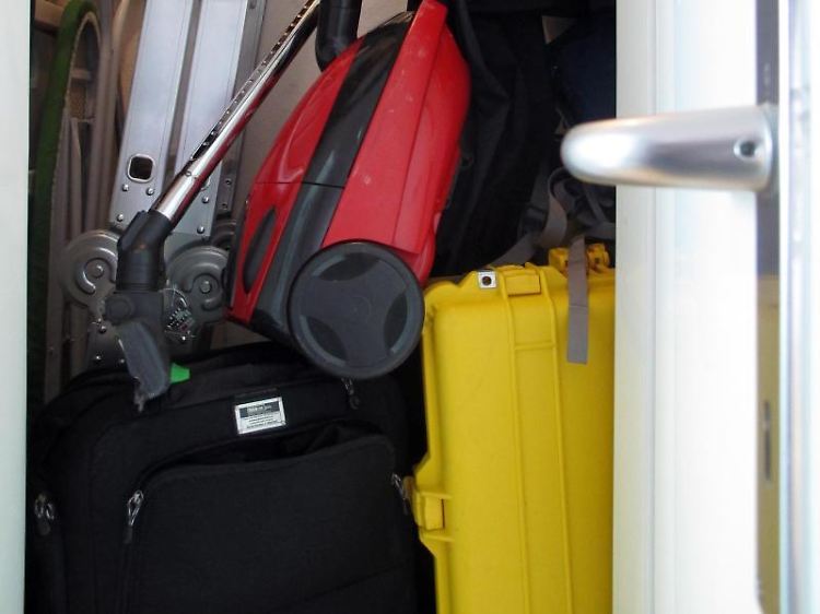 Staubsauger trifft Koffer: In einem kleinen Abstellraum wird es manchmal eng. Dann braucht es mehr Stauraum in der Wohnung.