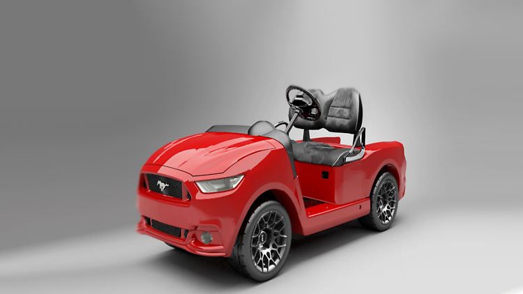 Der Ford Mustang wirkt als Golfmobil als wäre er gegen die Wand gefahren, aber ansonsten ist alles stilecht. 