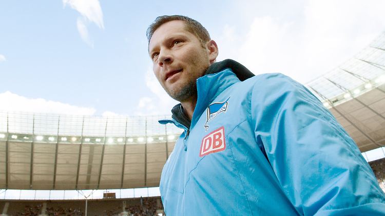 Pal Dardai schwört seine Mannschaft mit markigen Worten auf die neue Saison ein: "Kriege gewinnst du nur über Mentalität, Charakter und Laufbereitschaft."
