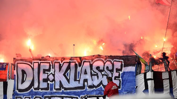 "Die Klasse halten": Fans des HSV vergangenes Wochenende in Stuttgart.