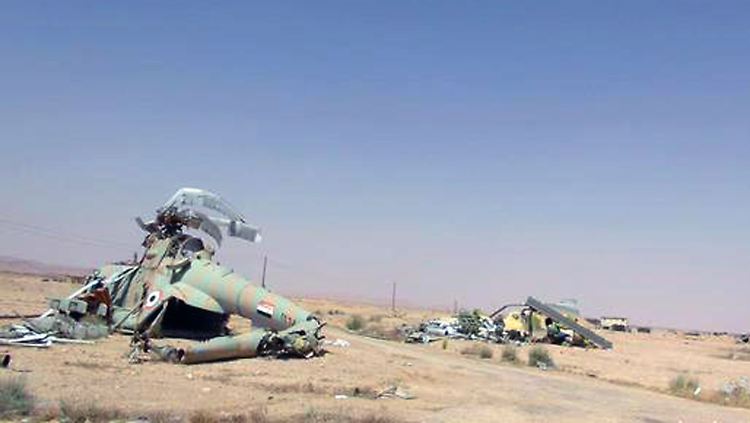 Der IS veröffentlicht Fotos, die zerstörte syrische Helikopter in Palmyra zeigen sollen.
