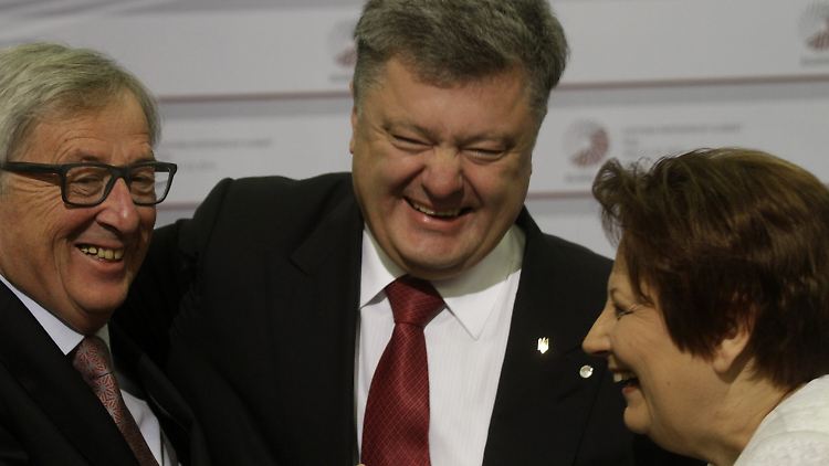 Juncker (links) hatte für jeden Ankömmling einen lockeren Spruch übrig. Hier für den ukrainischen Präsidenten Poroschenko (M.). Die Lettische Regierungschefin Straujuma kommt aus dem Feixen nicht mehr raus.