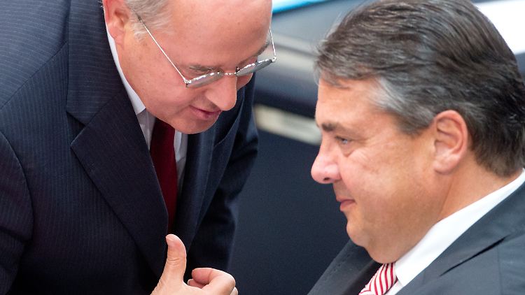 Gregor Gysi und Sigmar Gabriel stecken die Köpfe zusammen.