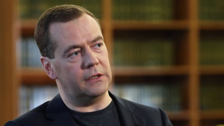 Premierminister Medwedew kündigt im russischen Fernsehen eine harte Haltung gegenüber der Ukraine an.