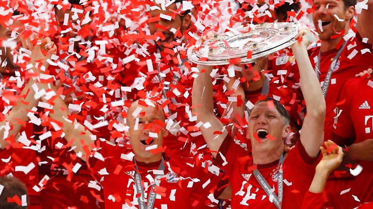 Früher war auch nicht mehr Konfetti: Der FC Bayern lässt es zum Jubiläumstitel rote Schnipsel regnen. Weiße waren auch dazwischen.