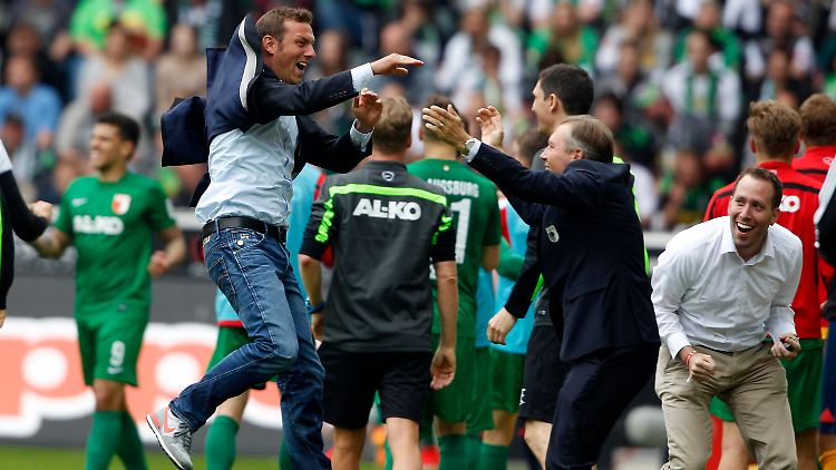 Sprangen auf Rang fünf: Trainer Weinzierl (l.), Stefan Reuter und ihr FC Augsburg.