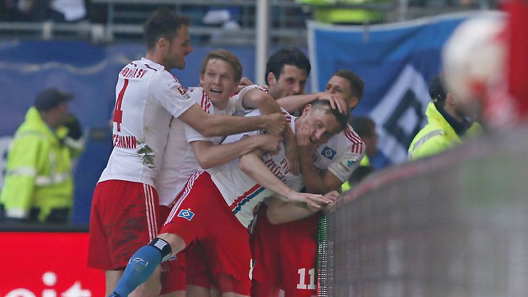 Nach dem 1:0 von Ivica Olic schöpfen die Spieler vom HSV Hoffnung.