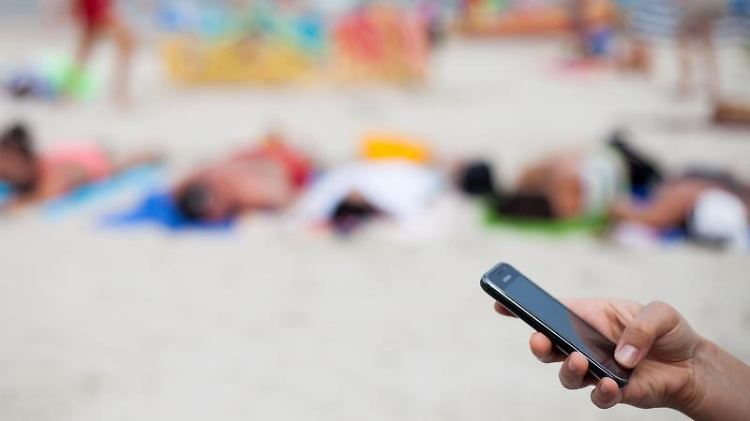 Telefonieren und Surfen ist im Ausland schon billiger geworden. Das reicht EU-Kommissar Oettinger aber nicht. 