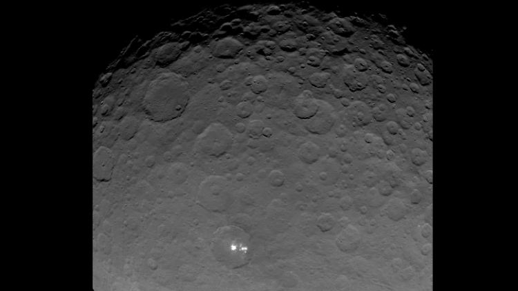 Ein Bild vom 16. Mai 2015 aus 7200 Kilometern Entfernung: Welches Material verbirgt sich hinter den weißen Punkten?