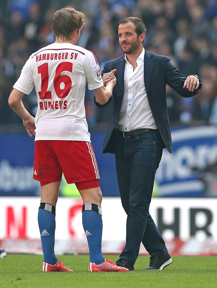 Jacket statt Trikot: Rafael van der Vaart - hier nach dem Schlusspfiff mit Artjoms Rudnevs.