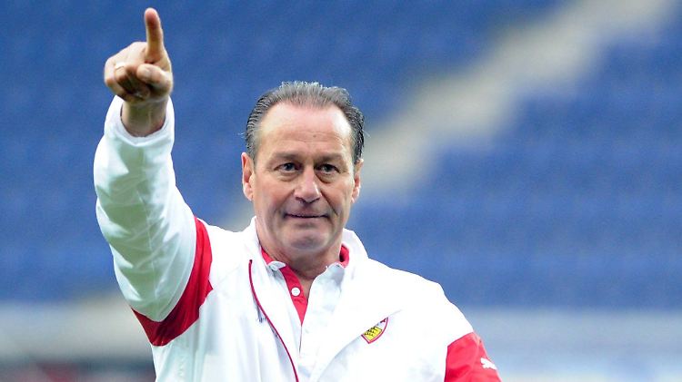 Erst rettet er den VfB Stuttgart vor dem Abstieg, jetzt geht er: Huub Stevens.