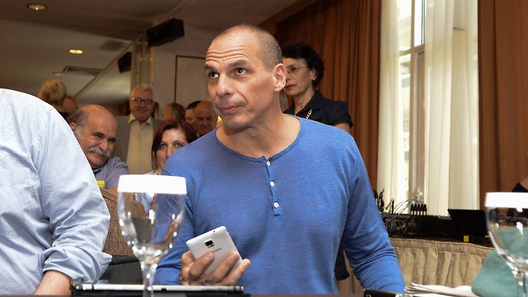 Varoufakis, mit Handy, beim Treffen des Zentralkomitees von Syriza am Samstag.