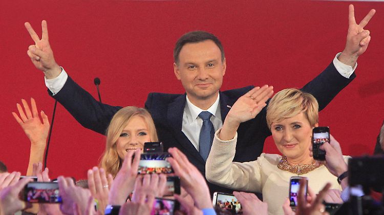 Mit seiner Frau, der Deutschlehrerin Agata (r), und seiner Tochter Kinga (l) feiert Duda den Sieg.