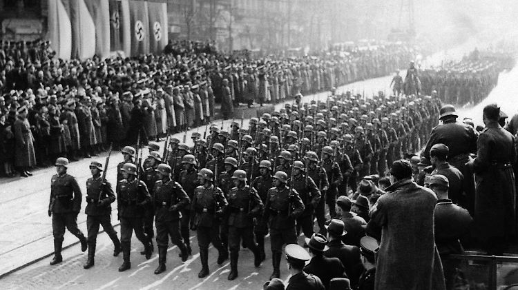 Wehrmachtssoldaten bei einer Parade am 19. März 1939 in Prag.