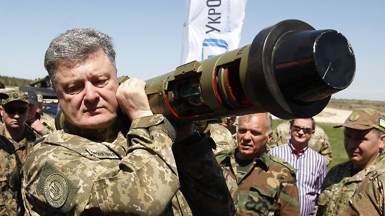 Poroschenko tritt gerne im Tarnfleck auf.