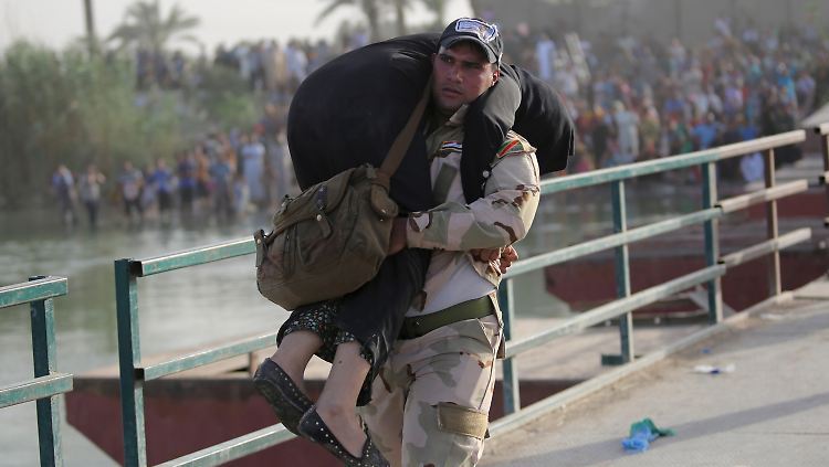Die Schlacht um Ramadi hat die irakische Armee vorerst verloren. Bei der Evakuierung der Einwohner helfen die Soldaten dann wieder.