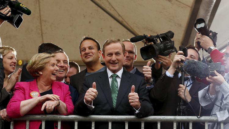 Hat den Stimmungswandel in der Gesellschaft rechtzeitig erkannt: Irlands Premierminister Enda Kenny (M.) feiert das Referendum.