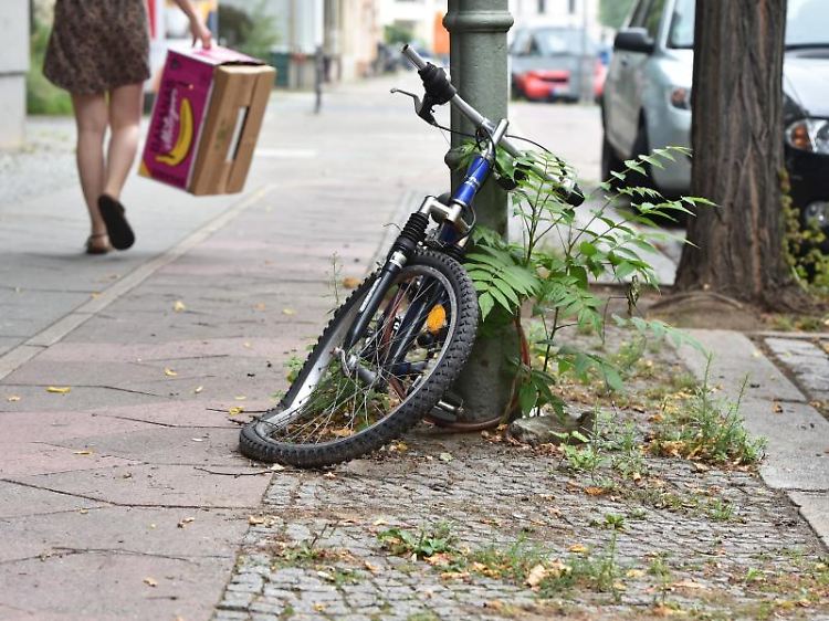Zwar dürfen Radfahrer ihre Räder solange parken, wie sie möchten. Ist das Fahrrad allerdings schrottreif, kann die Kommune es entfernen.