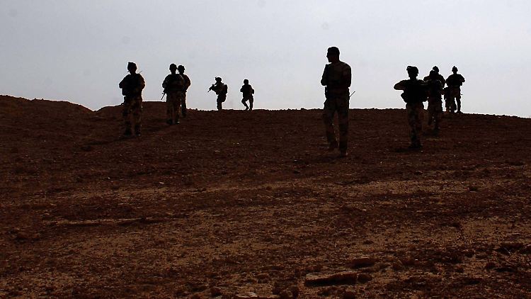 Soldaten einer irakischen Spezialeinheit nähern sich im Morgengrauen während einer Einsatzübung einem kleinen Dorf in der Provinz Anbar.