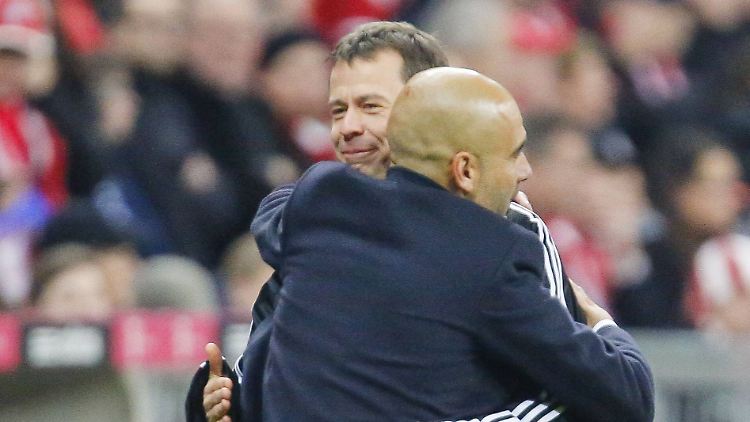 Pep kuschelt an der Linie gerne mal mit den Vierten Offiziellen.