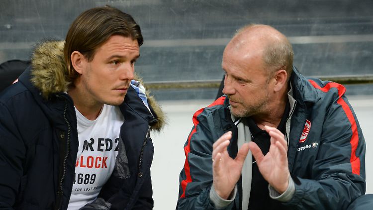 Alex Meier und Thomas Schaaf: Der Trainer ließ ihn nicht lange auf der Bank.
