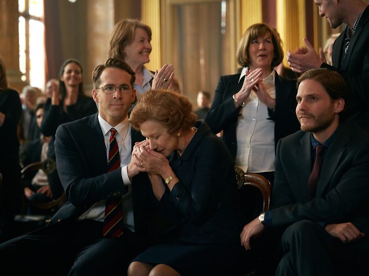 Erleichterung im Gerichtssaal: Randy Schoenberg (Ryan Reynolds), Maria Altmann (Helen Mirren) und Hubertus Czernin (Daniel Brühl).