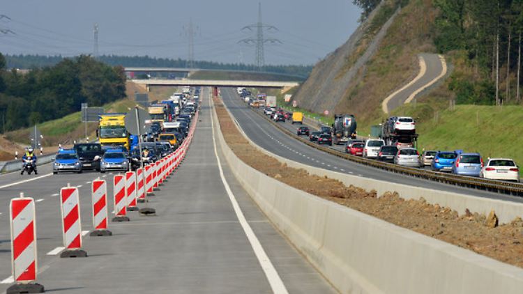 Nicht nur Autobahnen - auch Bundesstraßen soll künftig privat gebaut werden.