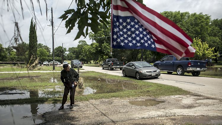 Windzerzaustes Überbleibsel des Feiertags in San Marcos, Texas: Die Starkregenfront erreichte den Südwesten der USA am Memorial Day.