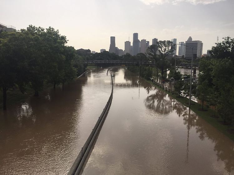 Braune Fluten überdecken die Fahrbahn: Der Memorial Drive am Buffalo Bayou in Houston, Texas am Tag nach den Regenfällen.