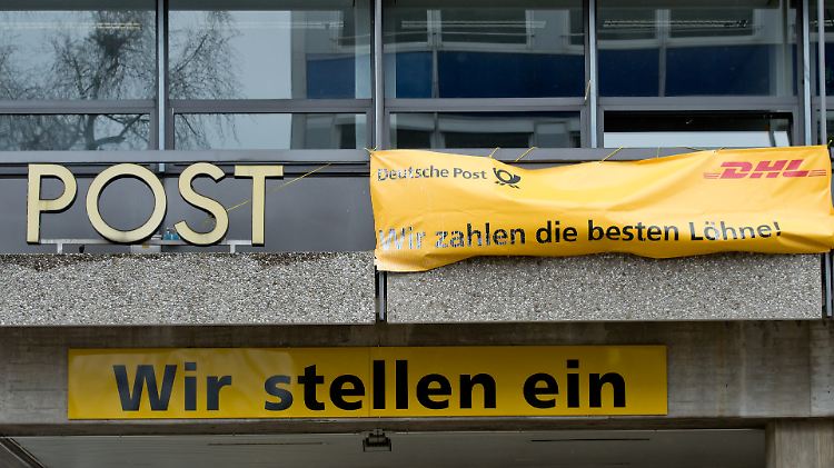 Die Deutsche Post will an einen wachsenden Teil ihrer Beschäftigten nicht mehr ihre hohen Löhne zahlen.