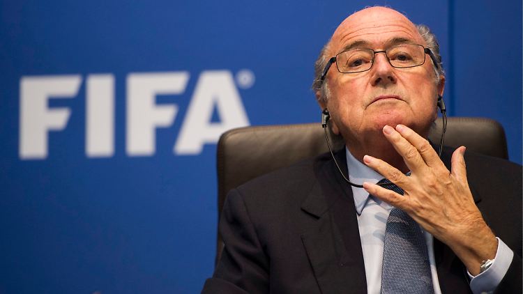Ist was? Sepp Blatter wird wohl auch den nächsten Skandal bei der Fifa überstehen und Präsident des Weltverbands bleiben.